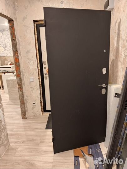 Дверь входная металлическая б/у