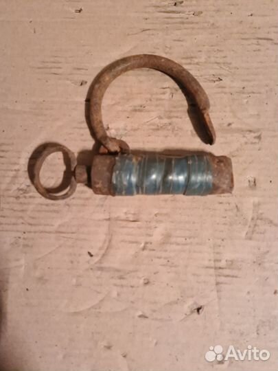 Навесной замок старинный