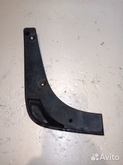 Брызговик задний правый Nissan Micra K12