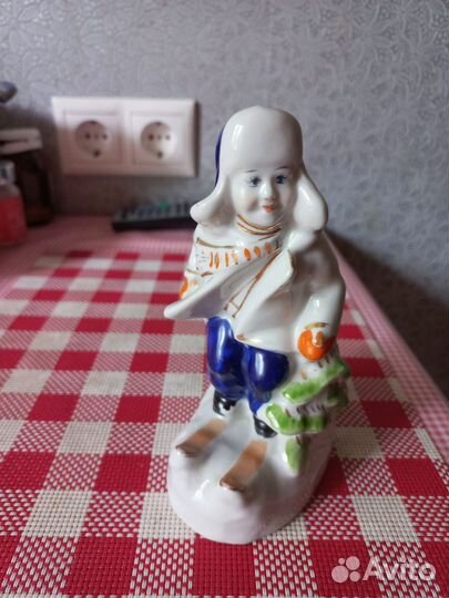 Фарфоровая статуэтка ' Лыжник' СССР