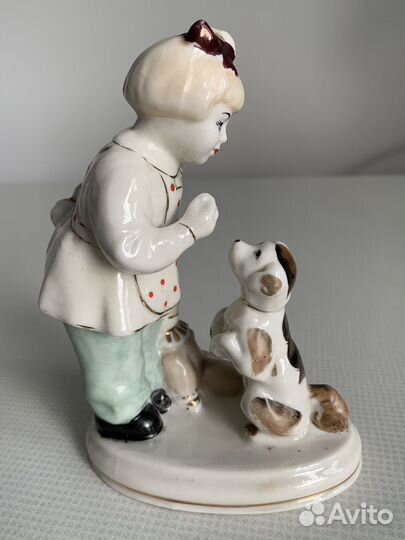 Девочка с собачкой фарфоровая статуэтка Полонне
