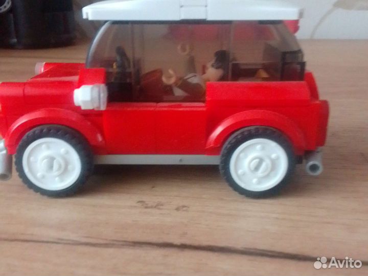 Машина из Лего красного цвета