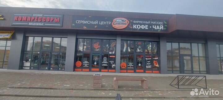 Продавец в фирменный магазин чая и кофе