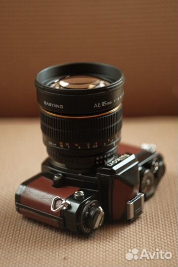 Пленочная камера Nikon FE с объективом