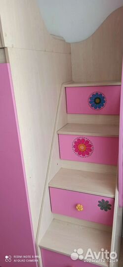 Уголок школьника с кроватью и шкафом для одежды