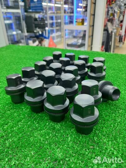 Комплект черных гаек на Range Rover Sport