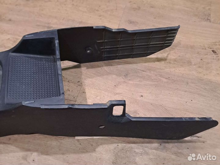 Центральная консоль между сидений Carisma