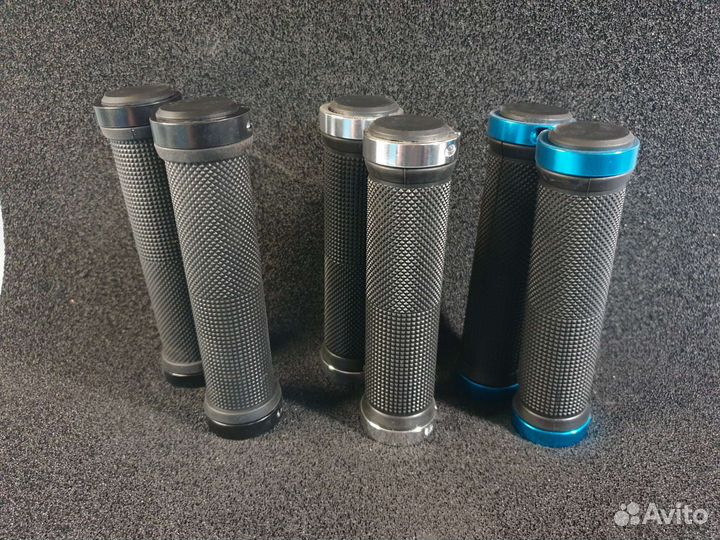 Грипсы на фиксаторах с заглушками (за пару)