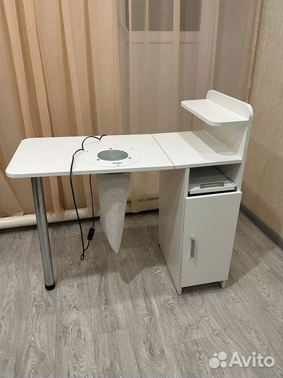 Маникюрный стол