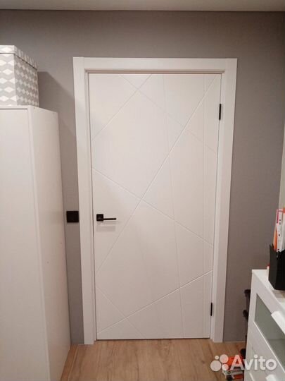 Белые новые межкомнатные двери с монтажем