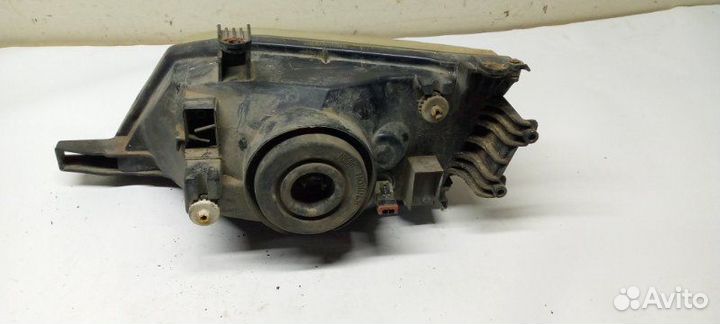 Фара передняя правая Mazda Familia универсал 1.8