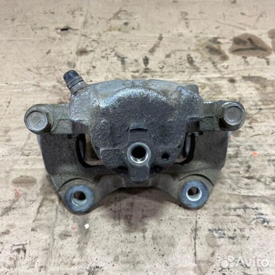 Суппорт передний левый Toyota Passo (KGC10) 2006-2