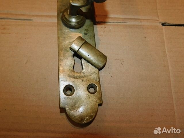 Антикварная, латунная, дверная ручка с барской уса