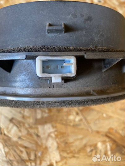 Динамик задней двери Toyota Avensis