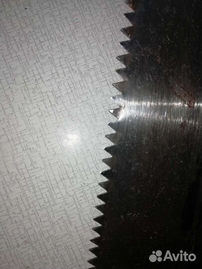 Ножовка по дереву и молоток