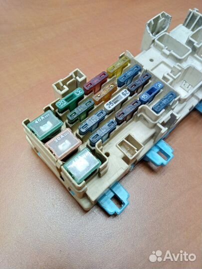 Блок предохранителей (салон) Toyota Carina E