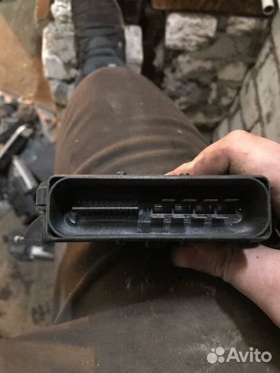 Блок управления ручником на Ауди А8 D3