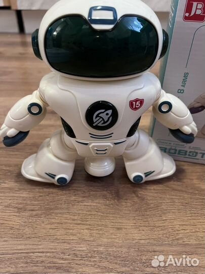 Танцующий робот