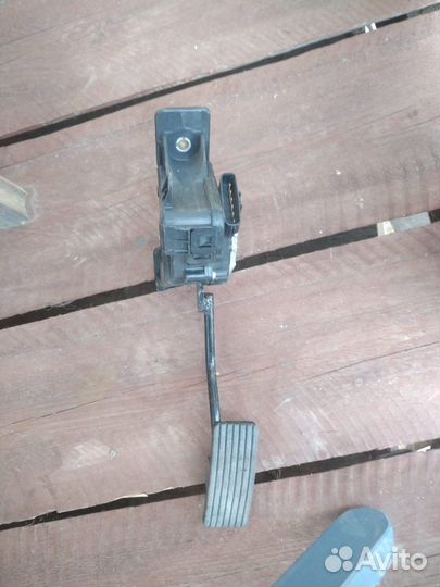 Педаль газа на Mitsubishi L200