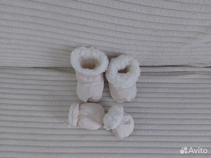 Зимние пинетки и варежки для малыша