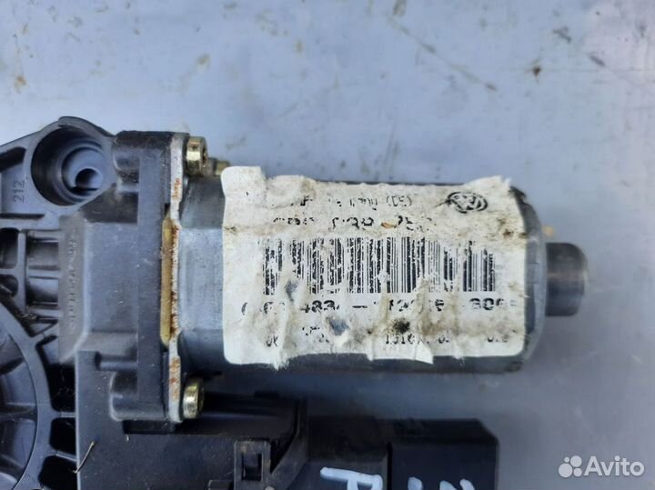 Задний правый моторчик Volkswagen Passat B5