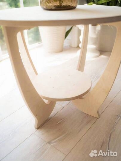 Деревянный журнальный стол