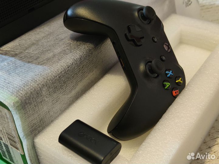 Xbox One X 1Tb+пульт+диски
