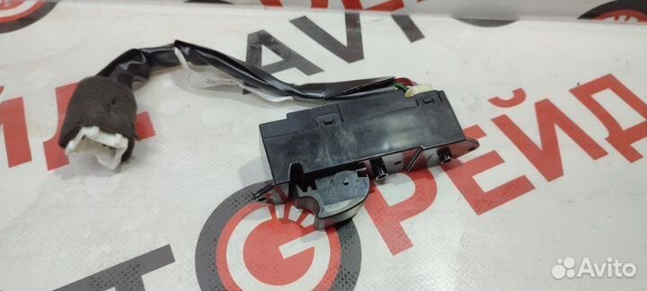 Кнопка стеклоподъемника передняя левая Mitsubishi