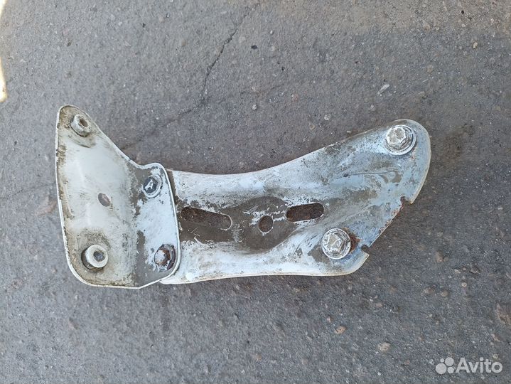 Кронштейн крыла правый Skoda Octavia A5