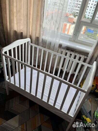 Детская кроватка с маятником и матрасом
