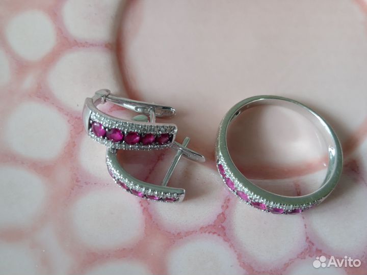 Комплект из белого золота с рубинами