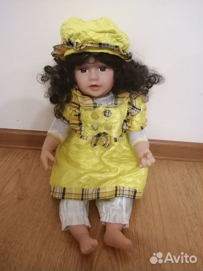 Кукла Жасмин в желтом платье и шапочке, б/у