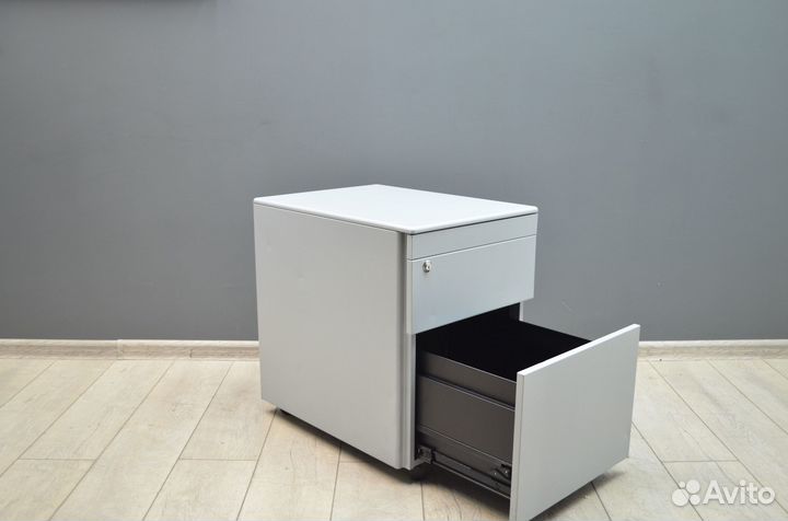 Тумба металлическая 3 ящика на колёсах