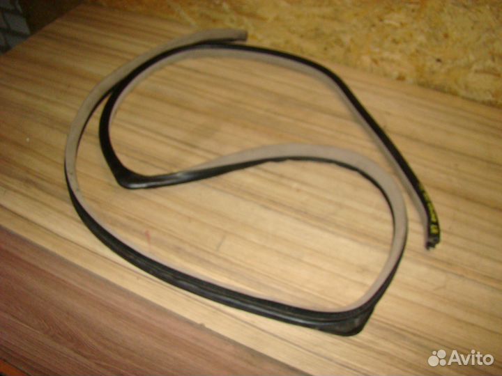 Уплотнитель проема левый задний Toyota land crui