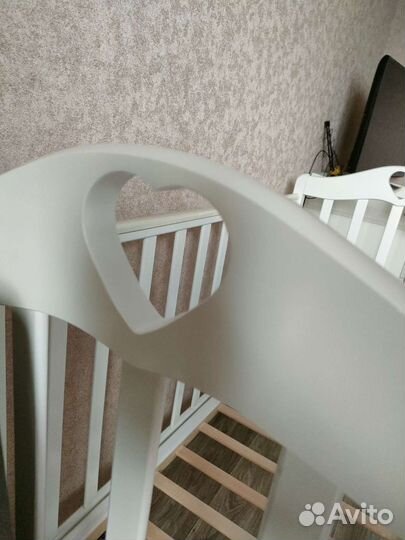 Детская кроватка с маятником