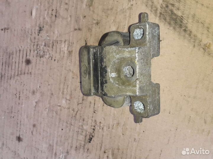 Подушка двигателя левая Волга Сайбер, Sebring