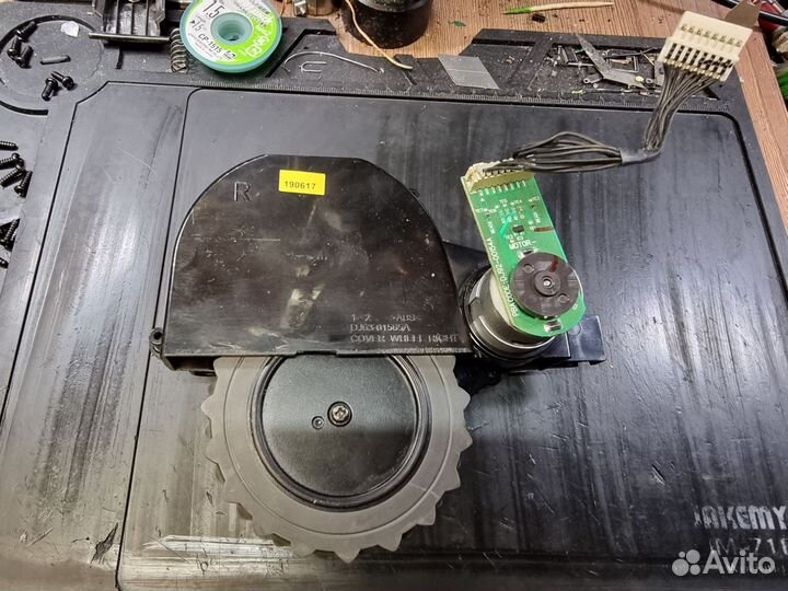 Колесо в сборе правое робота-пылесоса