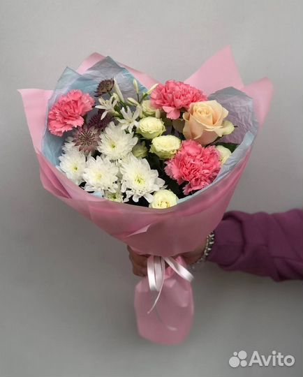 Букет из кустовых Хризантем, диантусов и роз