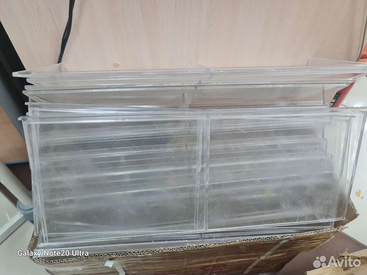 Полки из оргстекла на эконом панель