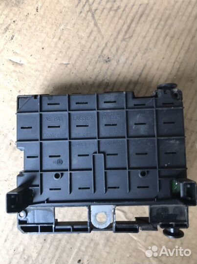 Блок предохранителей Пежо 307 (518)