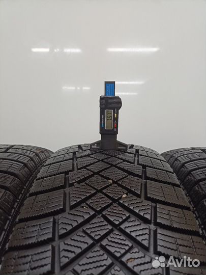 Pirelli Ice Zero FR 215/65 R17