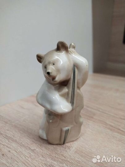 Фарфоровая статуэтка Медведь с контрабасом