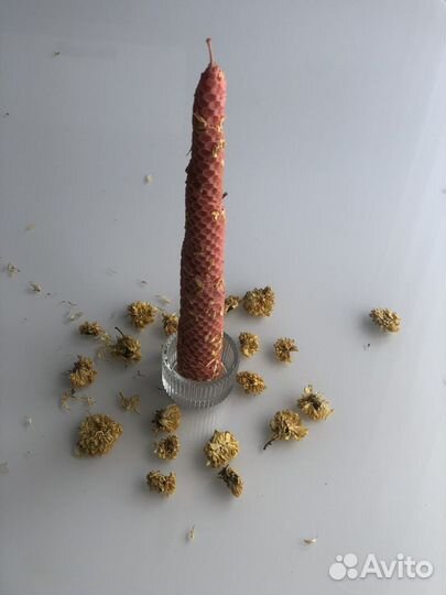 Свеча из вощины розовая с душицей и хризантемой