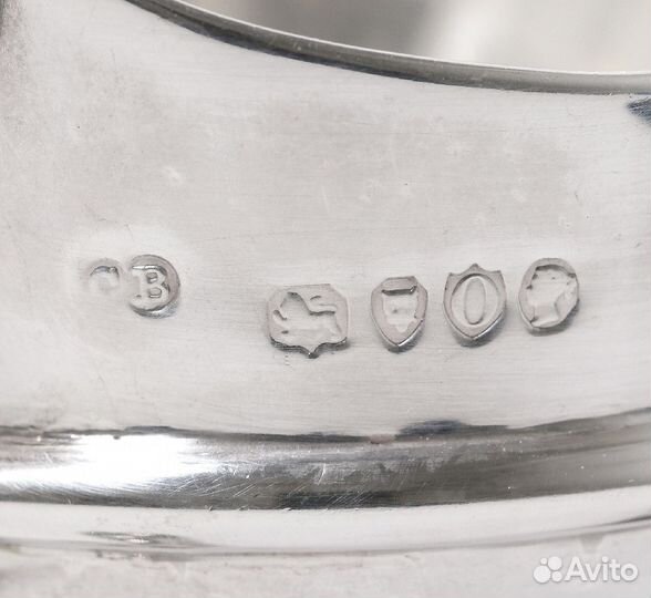 Серебряный молочник на ножках. Англия, 1889 год