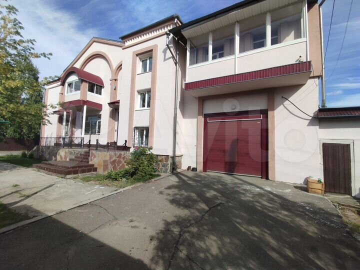 Дом 647 м² на участке 12 сот.