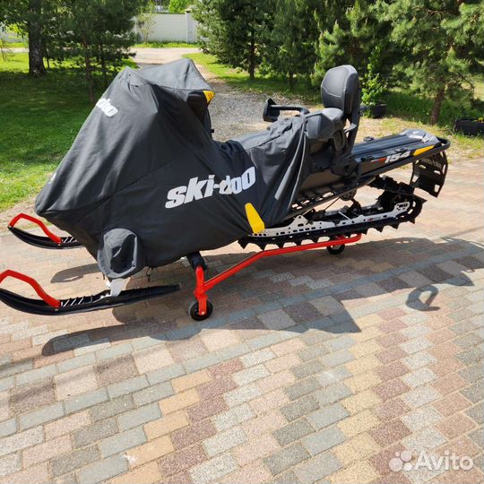 Снегоход BRP Ski-Doo Summit SP