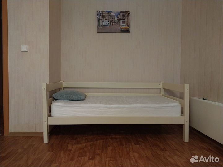 Детская деревянная кроватка с матрацом