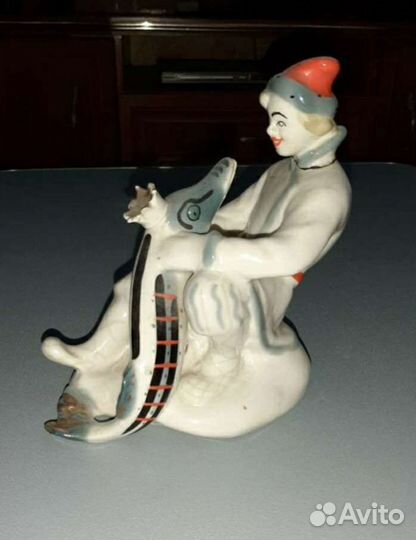 Фарфоровая статуэтка