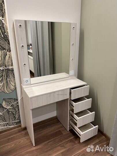 Туалетный стол