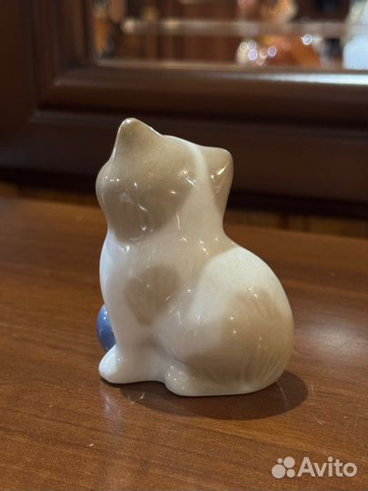 Статуэтка фарфоровая кот с мячом